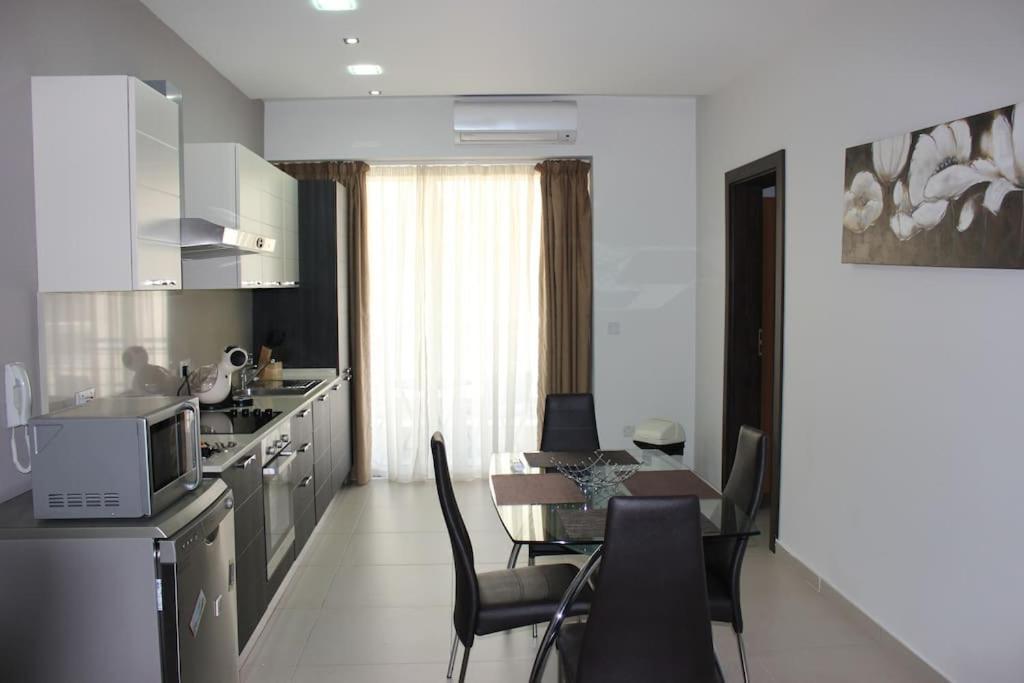 Sunny 2 Bedroom, 2 Bathrooms, Seaside Apt. Sliema Eksteriør billede